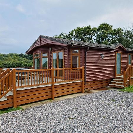 Beautiful Willow Lodge 67-4-6 Persons-Private Hot Tub-Pet Friendly-Tranquil Holiday Away From It All Yet Not Far To St Austell-The Holiday Home Has Two Bedrooms, Living & Dining Area, Equipped Kitchen -Decking-Al Fresco Dining-Fishing Lakes-Pet Frien Grampound Экстерьер фото