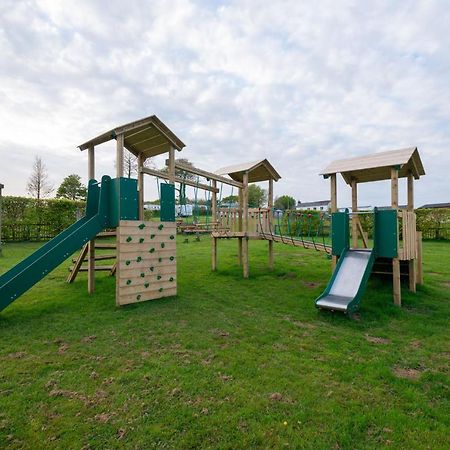 Beautiful Willow Lodge 67-4-6 Persons-Private Hot Tub-Pet Friendly-Tranquil Holiday Away From It All Yet Not Far To St Austell-The Holiday Home Has Two Bedrooms, Living & Dining Area, Equipped Kitchen -Decking-Al Fresco Dining-Fishing Lakes-Pet Frien Grampound Экстерьер фото