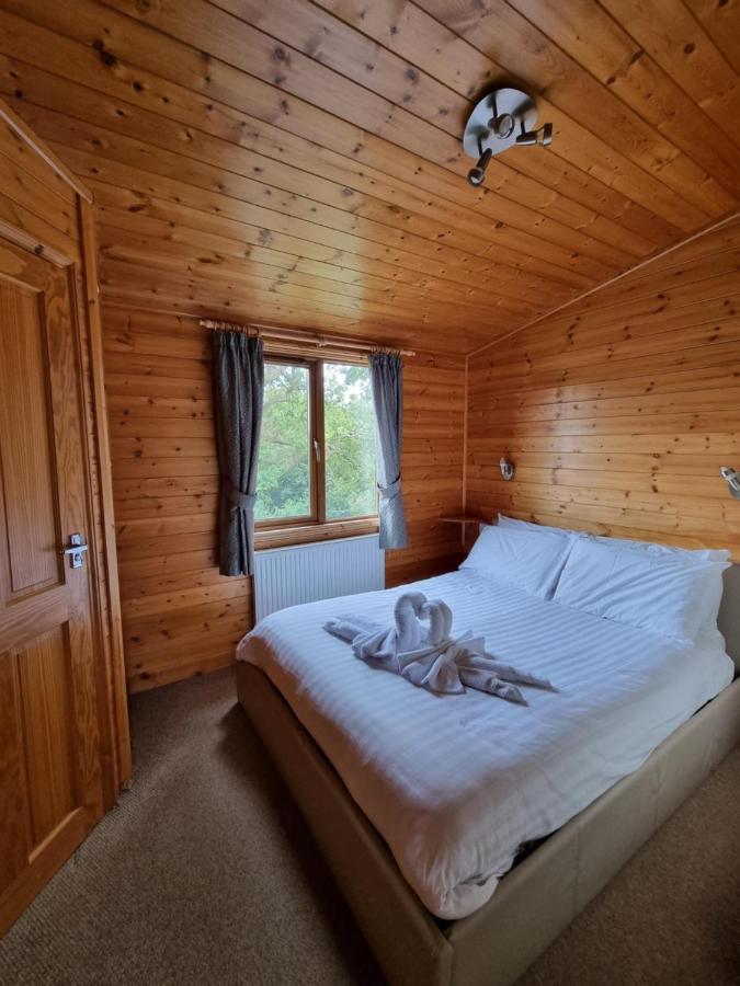Beautiful Willow Lodge 67-4-6 Persons-Private Hot Tub-Pet Friendly-Tranquil Holiday Away From It All Yet Not Far To St Austell-The Holiday Home Has Two Bedrooms, Living & Dining Area, Equipped Kitchen -Decking-Al Fresco Dining-Fishing Lakes-Pet Frien Grampound Экстерьер фото