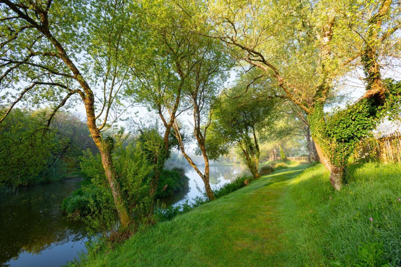 Beautiful Willow Lodge 67-4-6 Persons-Private Hot Tub-Pet Friendly-Tranquil Holiday Away From It All Yet Not Far To St Austell-The Holiday Home Has Two Bedrooms, Living & Dining Area, Equipped Kitchen -Decking-Al Fresco Dining-Fishing Lakes-Pet Frien Grampound Экстерьер фото