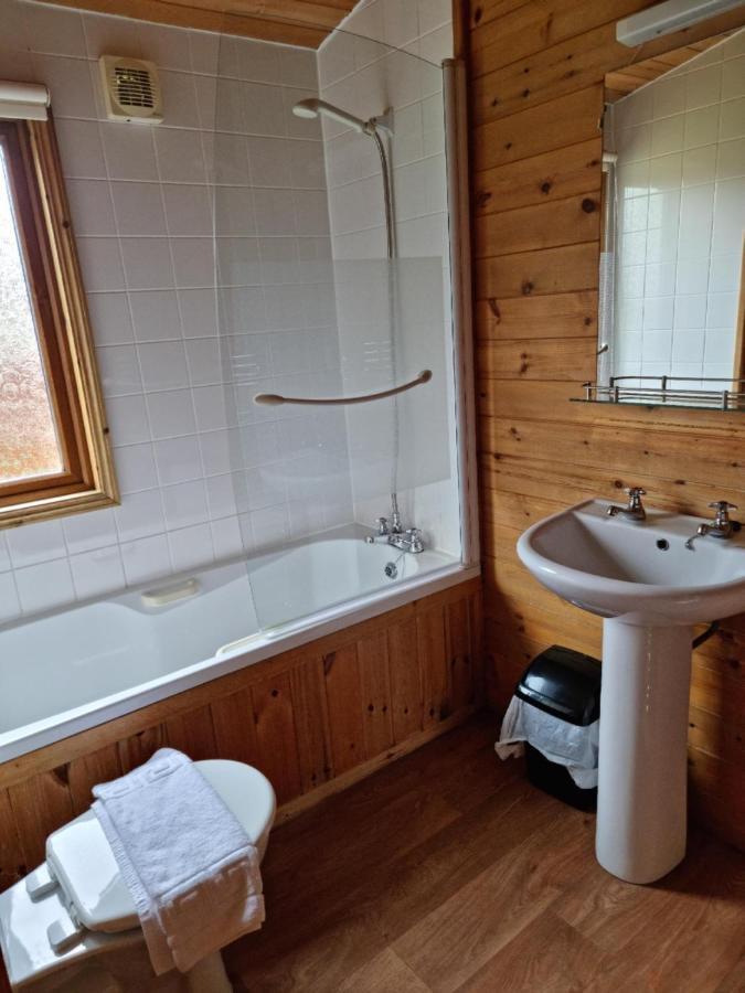 Beautiful Willow Lodge 67-4-6 Persons-Private Hot Tub-Pet Friendly-Tranquil Holiday Away From It All Yet Not Far To St Austell-The Holiday Home Has Two Bedrooms, Living & Dining Area, Equipped Kitchen -Decking-Al Fresco Dining-Fishing Lakes-Pet Frien Grampound Экстерьер фото