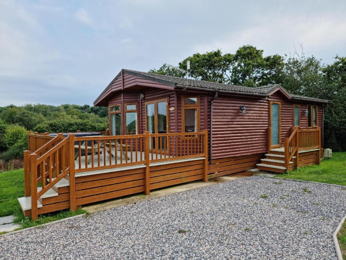 Beautiful Willow Lodge 67-4-6 Persons-Private Hot Tub-Pet Friendly-Tranquil Holiday Away From It All Yet Not Far To St Austell-The Holiday Home Has Two Bedrooms, Living & Dining Area, Equipped Kitchen -Decking-Al Fresco Dining-Fishing Lakes-Pet Frien Grampound Экстерьер фото