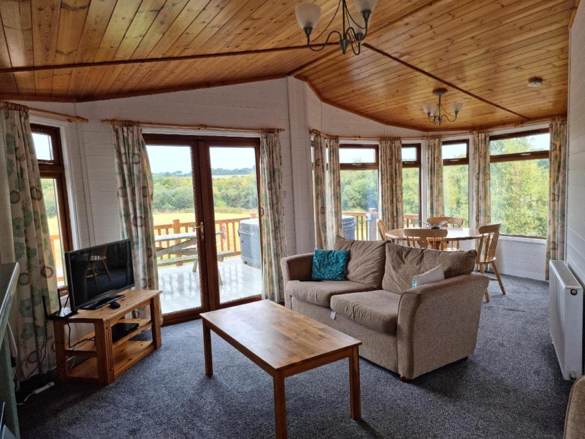 Beautiful Willow Lodge 67-4-6 Persons-Private Hot Tub-Pet Friendly-Tranquil Holiday Away From It All Yet Not Far To St Austell-The Holiday Home Has Two Bedrooms, Living & Dining Area, Equipped Kitchen -Decking-Al Fresco Dining-Fishing Lakes-Pet Frien Grampound Экстерьер фото