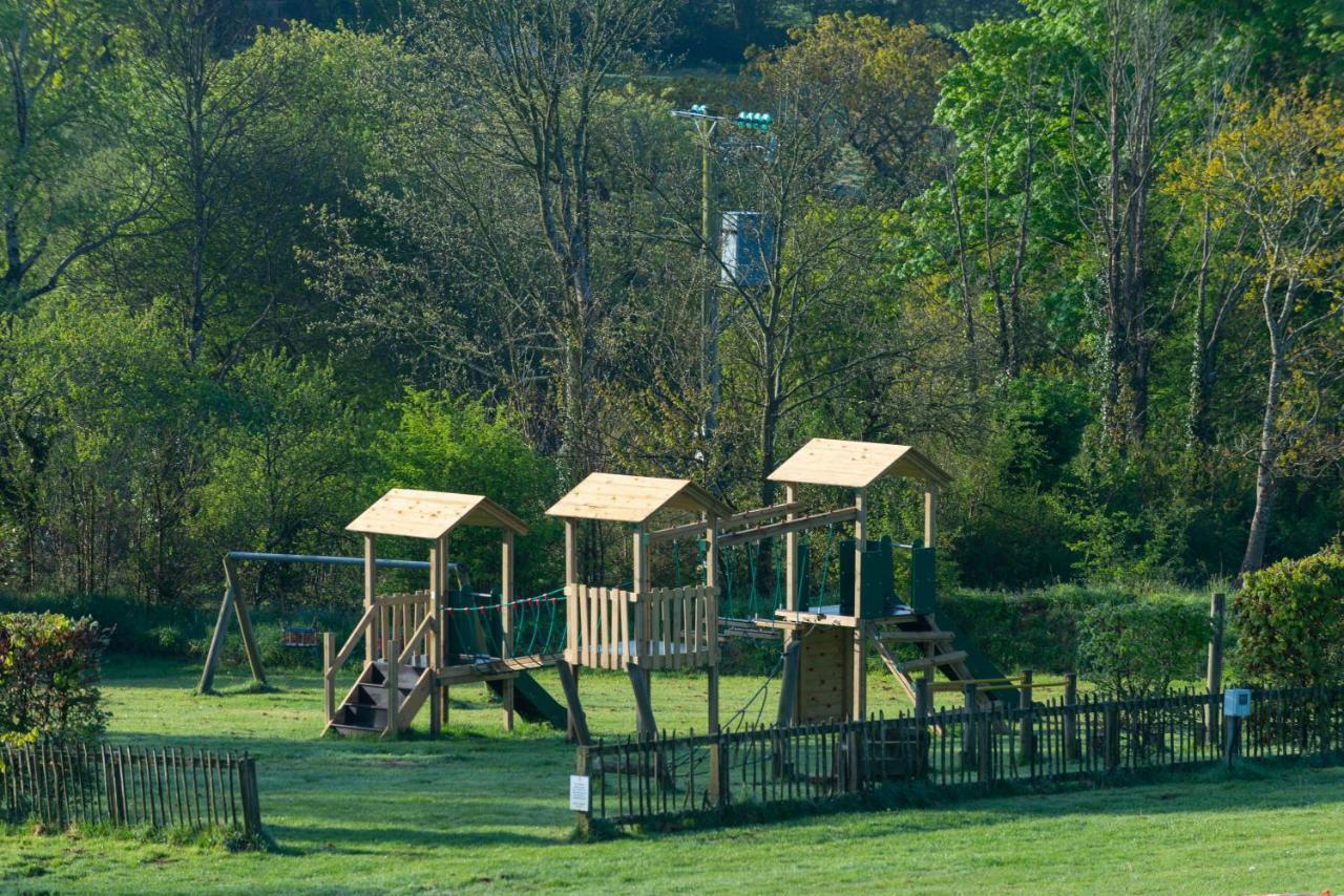 Beautiful Willow Lodge 67-4-6 Persons-Private Hot Tub-Pet Friendly-Tranquil Holiday Away From It All Yet Not Far To St Austell-The Holiday Home Has Two Bedrooms, Living & Dining Area, Equipped Kitchen -Decking-Al Fresco Dining-Fishing Lakes-Pet Frien Grampound Экстерьер фото