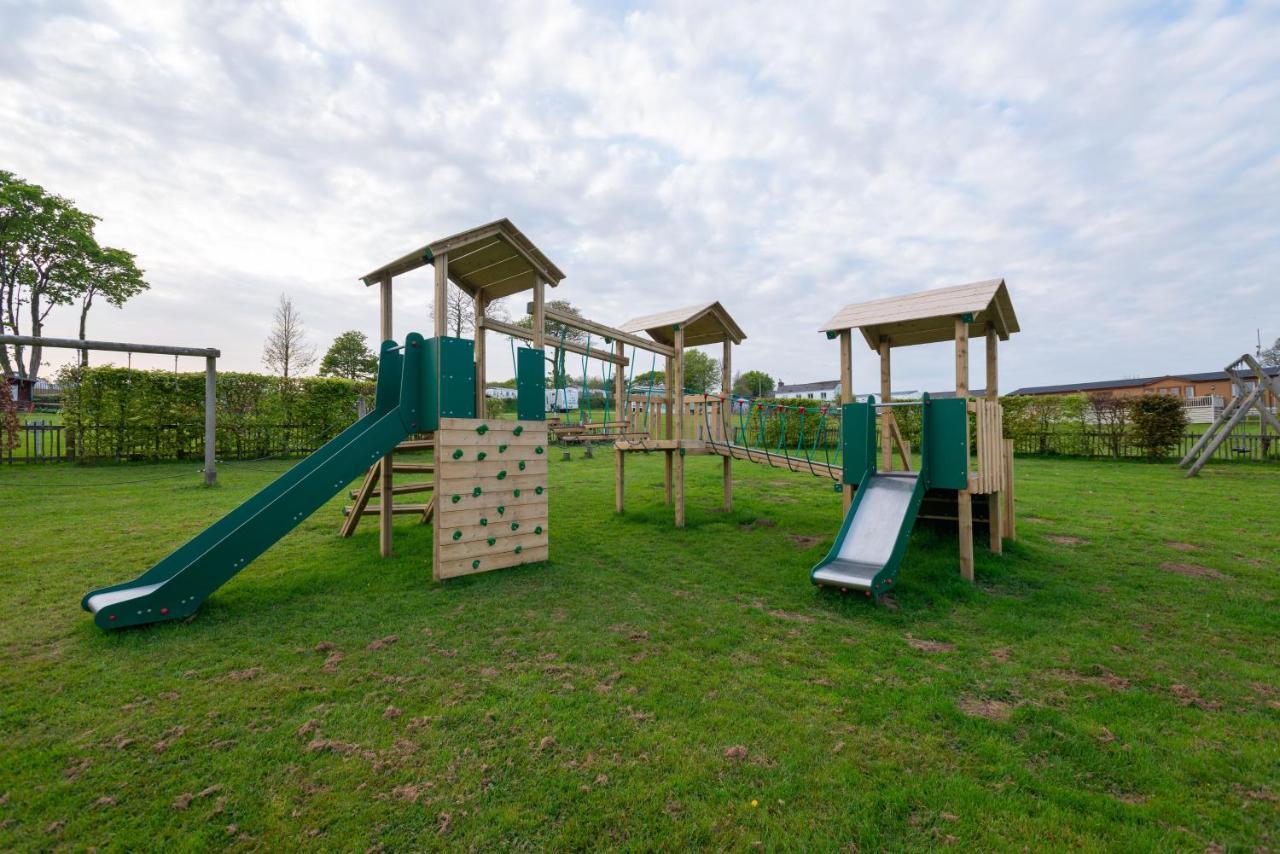 Beautiful Willow Lodge 67-4-6 Persons-Private Hot Tub-Pet Friendly-Tranquil Holiday Away From It All Yet Not Far To St Austell-The Holiday Home Has Two Bedrooms, Living & Dining Area, Equipped Kitchen -Decking-Al Fresco Dining-Fishing Lakes-Pet Frien Grampound Экстерьер фото